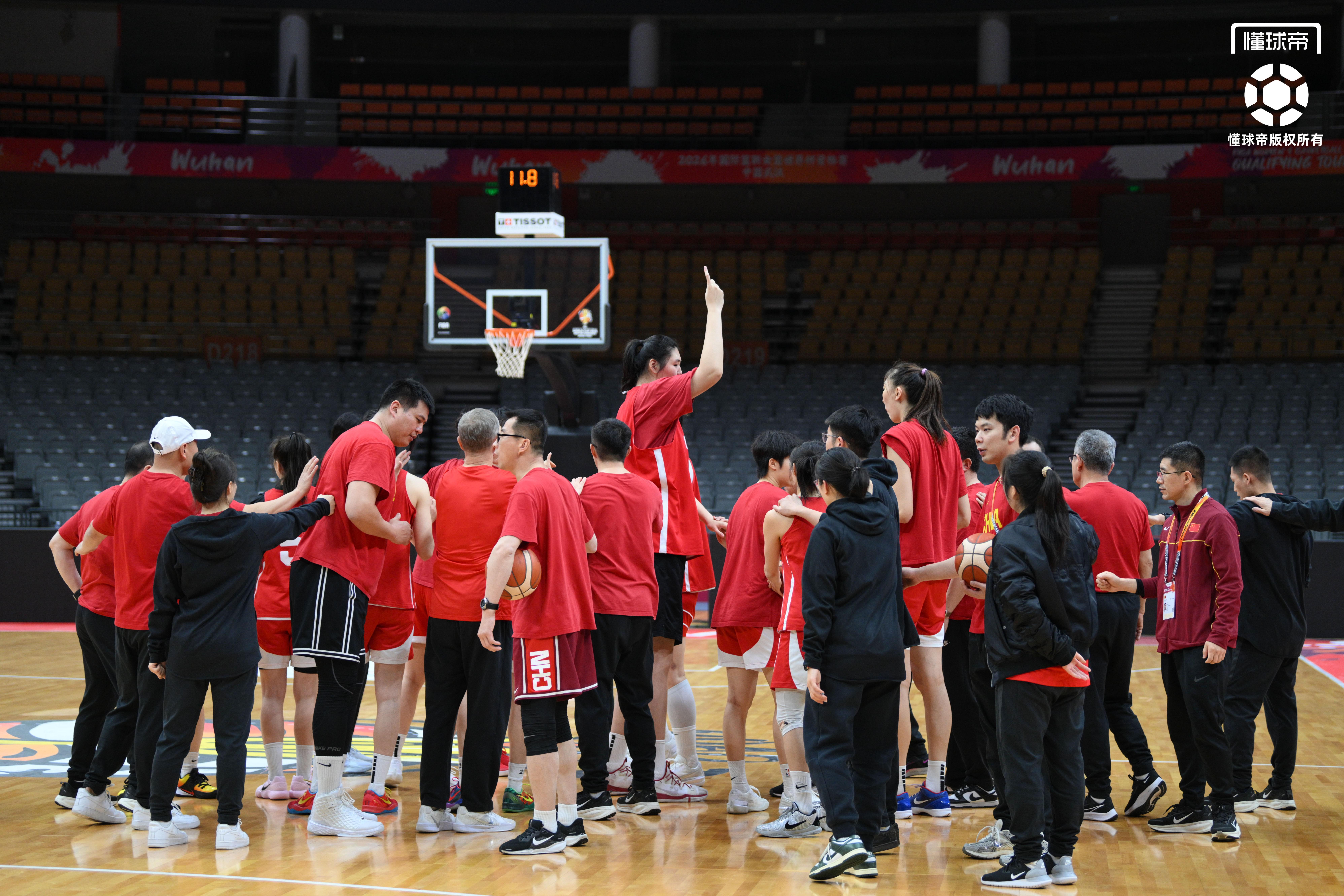 2026 世界杯-中国女篮世预赛最后一练,王治郅到场观看&全队精神饱满